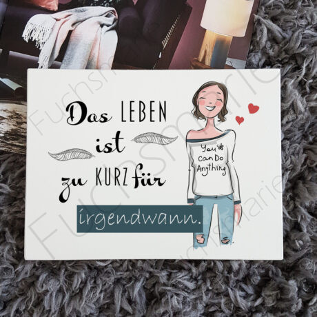 Holzschild mit Karikatur und Text Das Leben ist zu kurz für irgendwann.