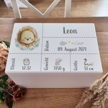Weiße individualisierte Holzbox mit Geburtsdaten und Aquarell Löwen Motiv