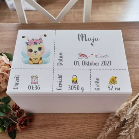 Weiße individualisierte Holzbox mit Geburtsdaten und Aquarell Bienen Motiven