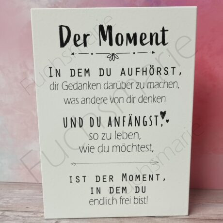 Holzschild mit Text: Der Moment in dem du aufhörst dir Gedanken darüber zu machen, was andere von dir denken und anfängst so zu leben, wie du möchtest, ist der Moment in dem du endlich frei bist!