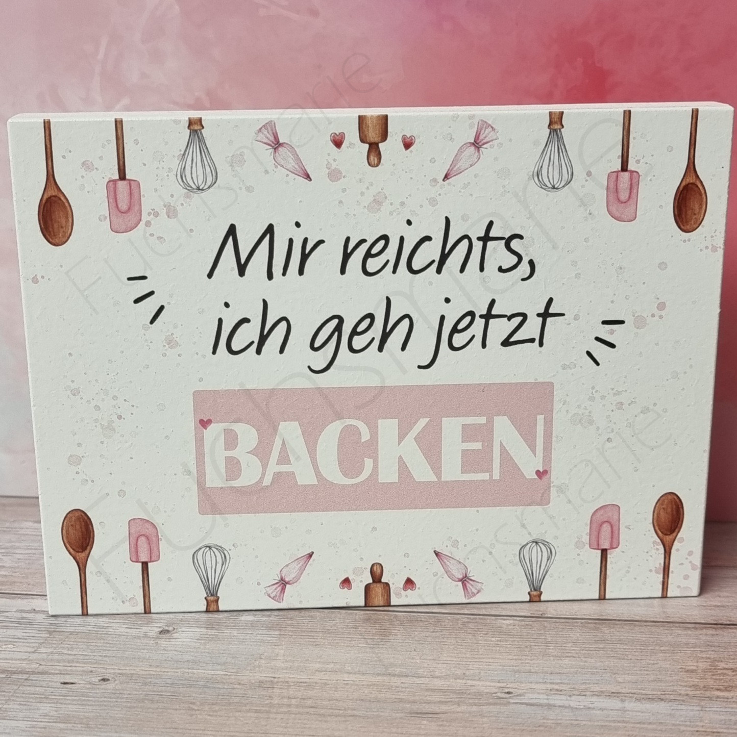 Mir reichts, ich geh jetzt backen | 1 | 0003 NEU mittel weiss Mir reichts ich geh jetzt backen | ♥ Unsere Holzschilder kreieren wir mit viel Liebe zum Detail in unserer Designwerkstatt und fertigen jedes einzelne Holzbild von Anfang bis Ende in unserer kleinen Pfälzer Manufaktur von Hand für Dich. Deko Holzschild mit Spruch für Küche. Mir reichts ich geh backen.