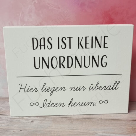 Holzschild für Garderobe oder Schlafzimmer mit Spruch. Das ist keine Unordnung, hier liegen nur überall Ideen herum