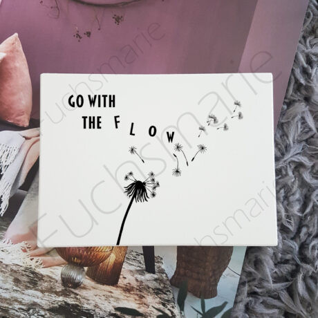Holzschild mit Text: Go with the flow
