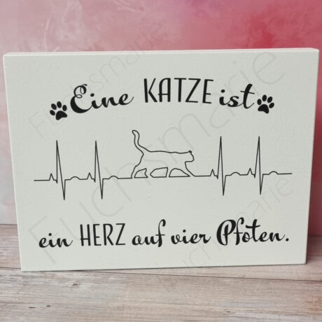 Holzschild weiß mit Spruch. Eine Katze ist ein Herz auf vier Pfoten.