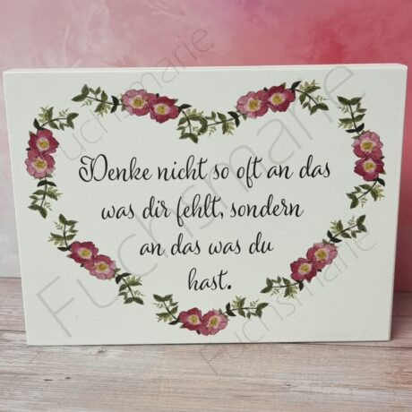 Holzbild mit Text: Denke nicht so oft an das was dir fehlt, sondern an das was du hast.