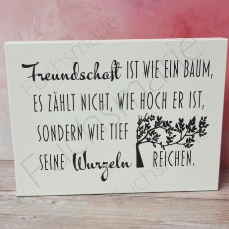 Holzbild mit Text: Freundschaft ist wie ein Baum, es zählt nicht wie hoch er ist, sondern wie tief seine Wurzeln reichen.