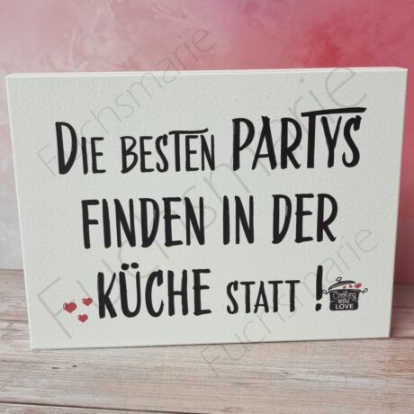 Holzbild mit Text: Die besten Partys finden in der Küche statt