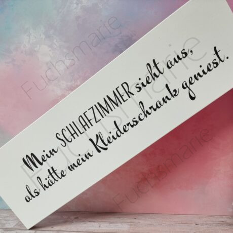 Holzschild mit Text: Mein Schlafzimmer sieht aus als hätte mein Kleiderschrank geniest.