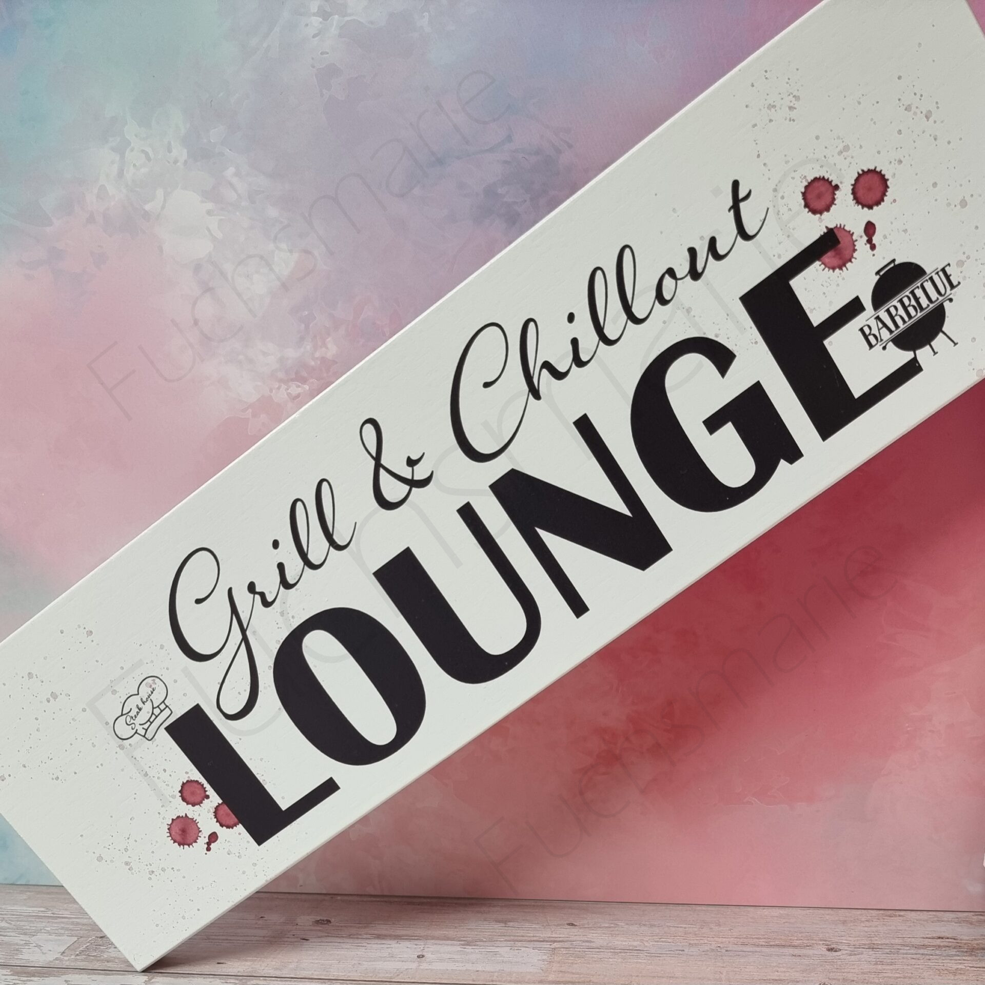 Grill und Chillout Lounge | 1 | 0034 | ♥ Unsere Holzschilder kreieren wir mit viel Liebe zum Detail in unserer Designwerkstatt und fertigen jedes einzelne Holzbild von Anfang bis Ende in unserer kleinen Pfälzer Manufaktur von Hand für Dich. Holzschild mit Text: Grill und Chillout Lounge