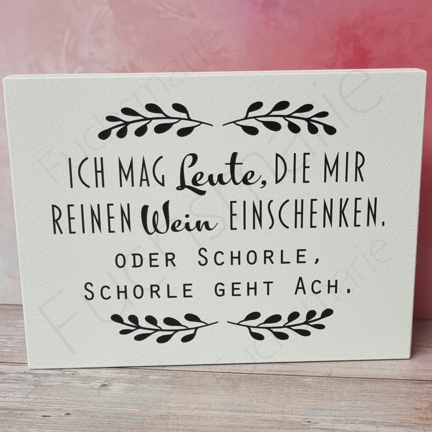 Ich mag Leute die mir reinen Wein einschenken, oder Schorle, Schorle geht ach | 1 | 0035 klein | ♥ Unsere Holzschilder kreieren wir mit viel Liebe zum Detail in unserer Designwerkstatt und fertigen jedes einzelne Holzbild von Anfang bis Ende in unserer kleinen Pfälzer Manufaktur von Hand für Dich. Holzschild mit Text: Ich mag Leute, die mir reinen Wein einschenken. Oder Schorle, Schorle geht ach.