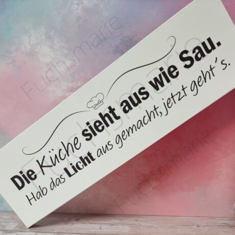 Holzschild mit Text: Die Küche sieht aus wie sau. Hab das Licht ausgemacht, jetzt gehts.