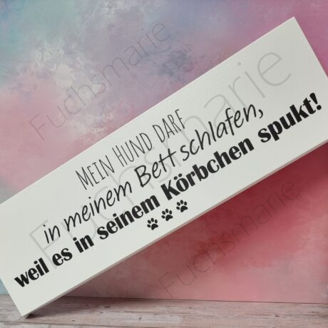 Holzschild mit Text: Mein Hund darf in meinem Bett schlafen, weil es in seinem Körbchen spukt.