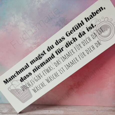 Holzschild mit Text: Manchmal magst du das Gefühl haben, dass niemand für dich da ist. Doch es gibt etwas, das immer für dich da ist. Wäsche, Wäsche ist immer für dich da.