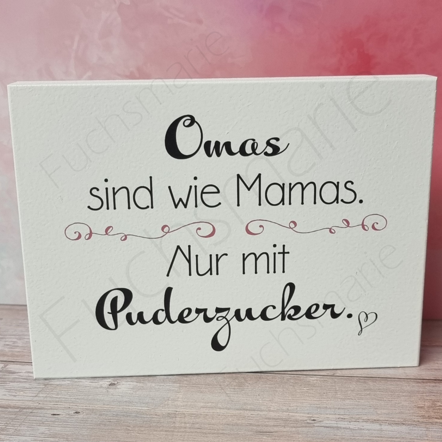Omas sind wie Mamas nur mit Puderzucker | 1 | 0049 rosa | Unsere liebevoll designten Holzschilder werden in Handarbeit in unserer kleinen Manufaktur für Dich hergestellt. Holzschild mit Text: Omas sind wie Mamas nur mit Puderzucker
