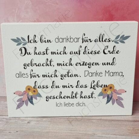 Holzsbild mit Text: Ich bin dankbar für alles. Du hast mich auf diese Erde gebracht, mich erzogen und alles für mich getan. Danke Mama, dass du mir das Leben geschenkt hast. Ich liebe dich.