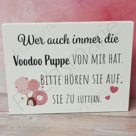 Deko Holzschild mit Spruch. Wer auch immer die Voodoo Puppe von mit hat. Bitte hören sie auf sie zu füttern.