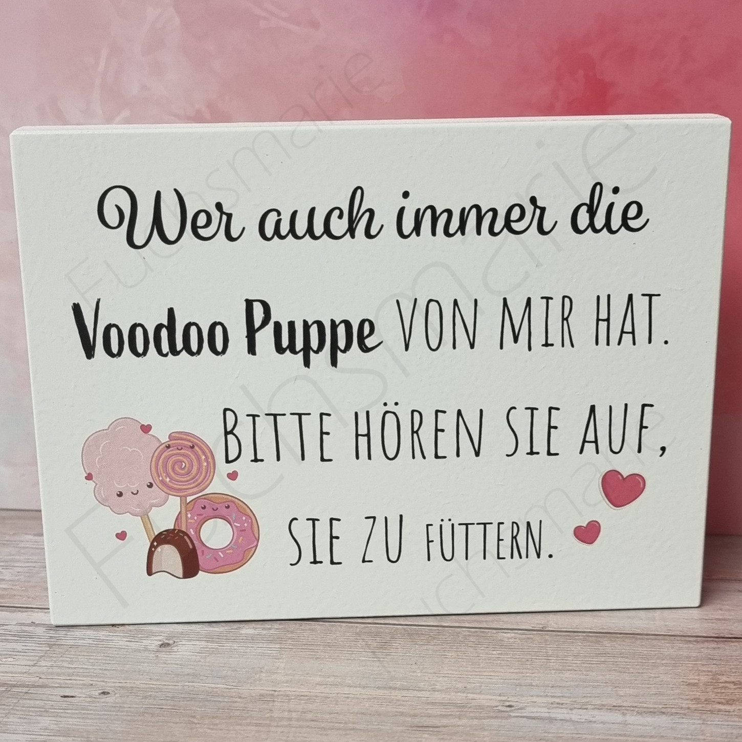 Wer auch immer die Voodoo Puppe von mir hat. Bitte hören sie auf sie zu füttern | 1 | 0054 | ♥ Unsere Holzschilder kreieren wir mit viel Liebe zum Detail in unserer Designwerkstatt und fertigen jedes einzelne Holzbild von Anfang bis Ende in unserer kleinen Pfälzer Manufaktur von Hand für Dich. Deko Holzschild mit Spruch. Wer auch immer die Voodoo Puppe von mit hat. Bitte hören sie auf sie zu füttern.