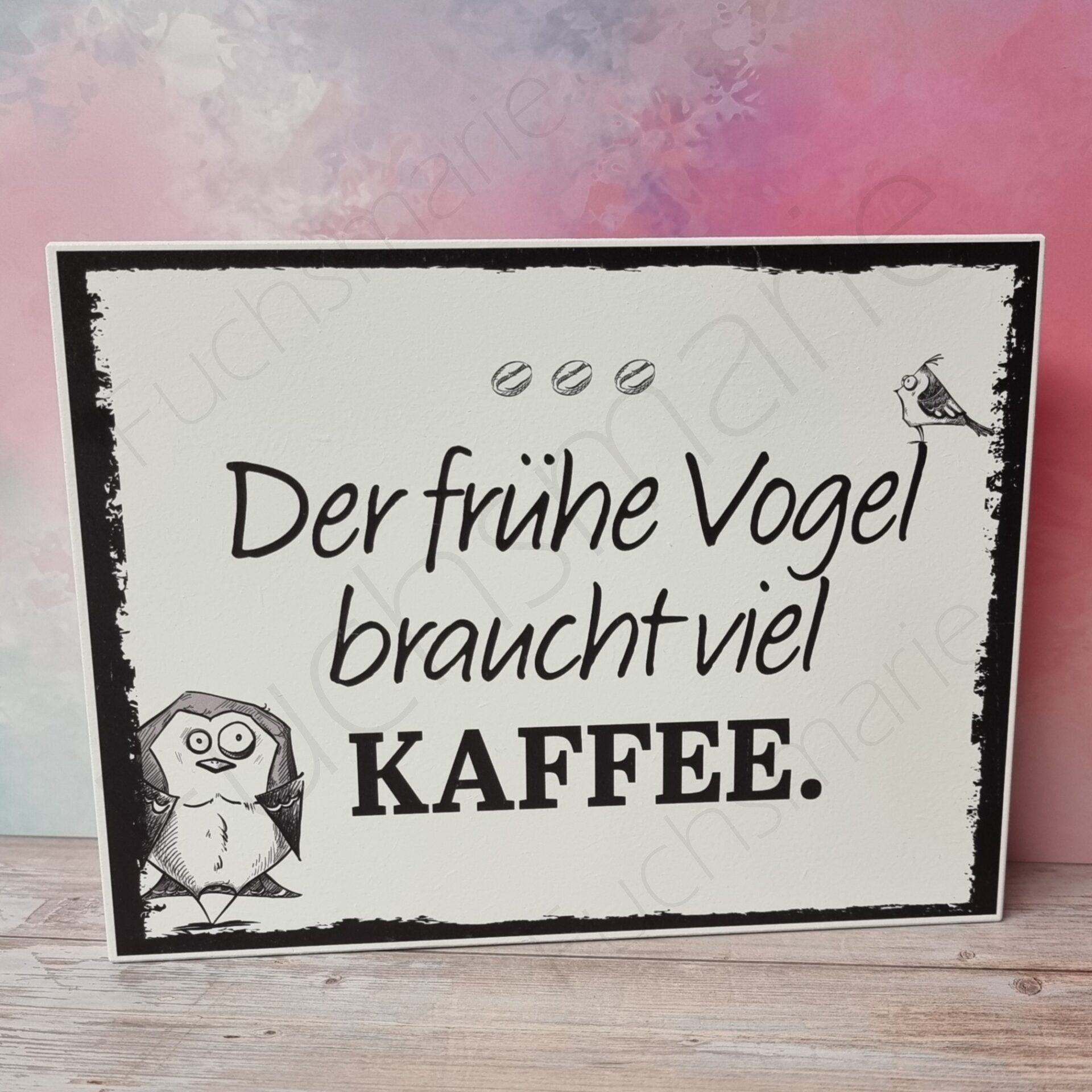 Der frühe Vogel braucht viel Kaffee | 1 | 0067 | ♥ Unsere Holzschilder kreieren wir mit viel Liebe zum Detail in unserer Designwerkstatt und fertigen jedes einzelne Holzbild von Anfang bis Ende in unserer kleinen Pfälzer Manufaktur von Hand für Dich. Holzschild mit lustigem Vogelmotiv und Text: Der fühe Vogel braucht viel Kaffee