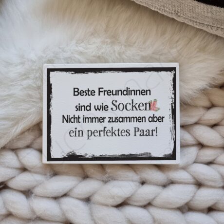 Beste Freundinnen sind wie Socken. Nicht immer zusammen, aber ein perfektes Paar. - klein mit Fräsung