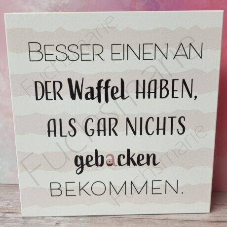 Holzschild mit Text: Besser einen an der Waffel haben, als gar nichts gebacken bekommen.