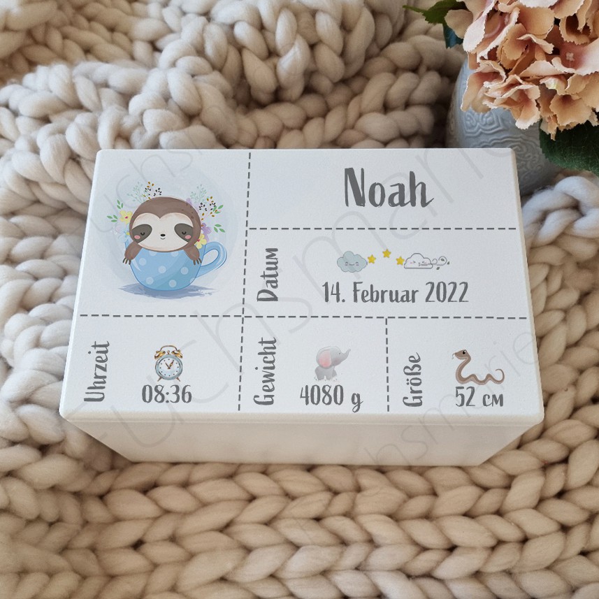Baby Erinnerungsbox mit Geburtsdaten und Faultier in einer Tasse