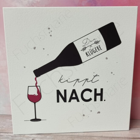 Holzschild mit Text: Der klügere kippt nach.