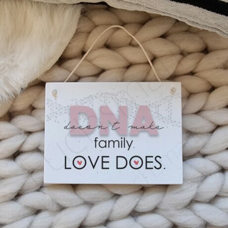Deko Holzschild mit Spruch. DNA doesn´t make family. Love does.