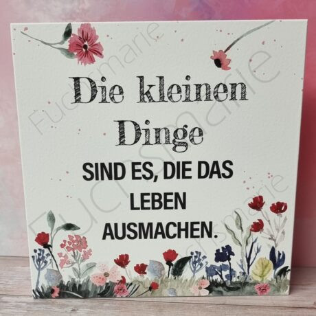 Holzschild mit Text: Die kleinen Dinge sind es die das Leben ausmachen