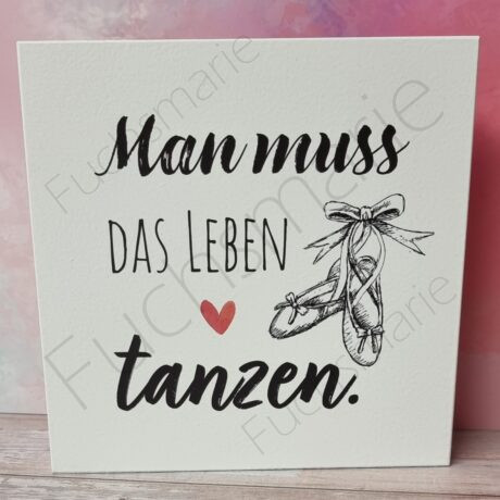 Holzschild mit Text: Man muss das Leben tanzen