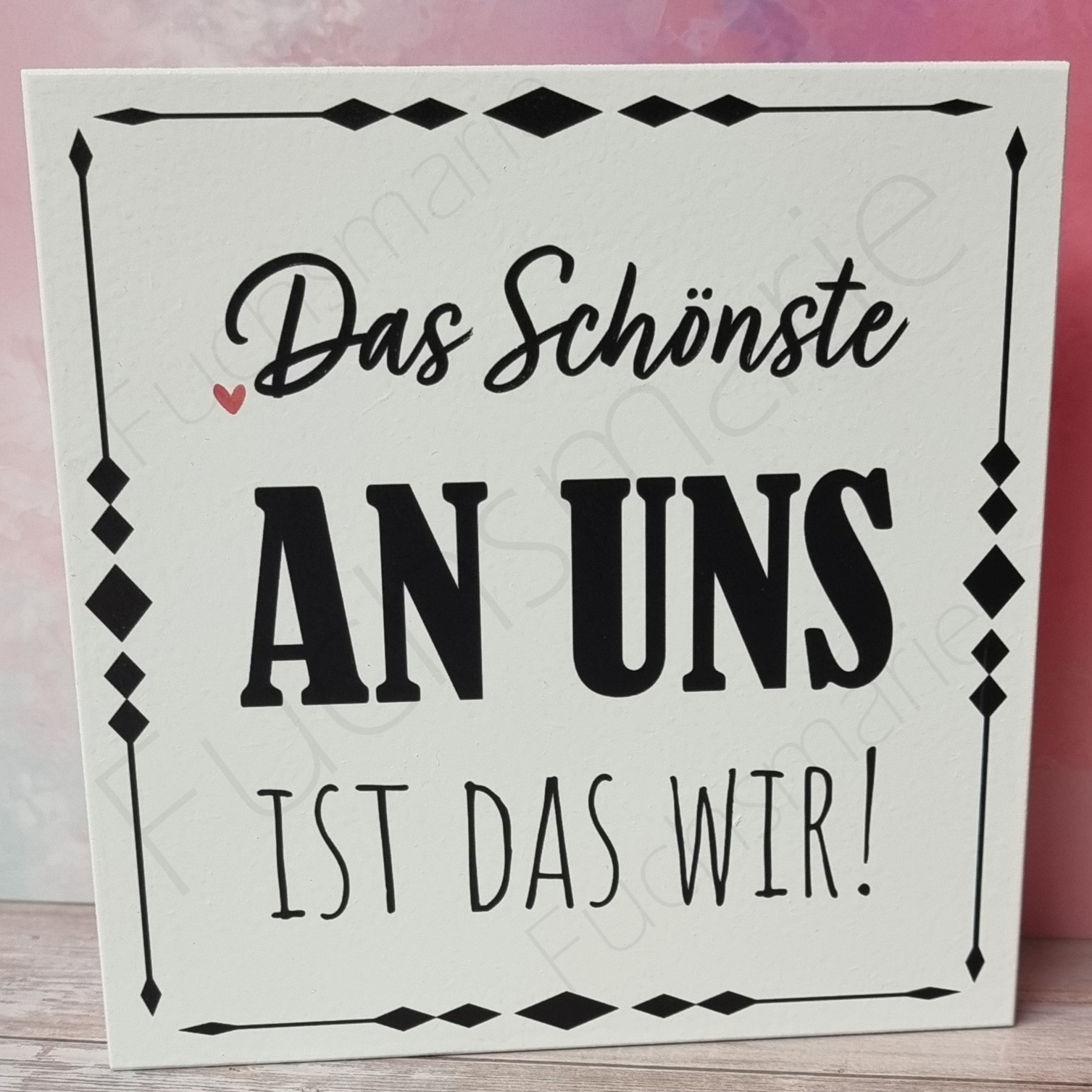 Das Schönste an uns ist das wir | 1 | 0332 NEU gross weiss Das schoenste an uns | Unsere liebevoll designten Holzschilder werden in Handarbeit in unserer kleinen Manufaktur für Dich hergestellt. Deko Holzschild mit Spruch. Das Schönste an uns ist das wir!