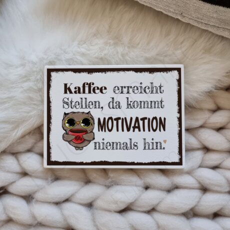 Deko Holzschild mit Spruch. Kaffee erreicht Stellen, da kommt Motivation niemals hin.