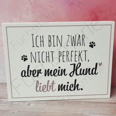 Holzschild mit Text: Ich bin zwar nicht perfekt, aber mein Hund liebt mich.