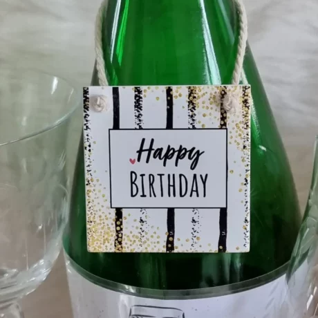 Flaschen und Geschenkanhänger mit Text Happy Bithday