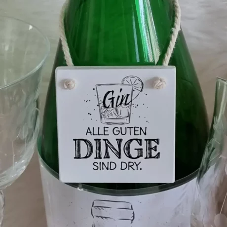 Flaschenanhänger mit Text. Gin. Alle guten Dinge sind dry.