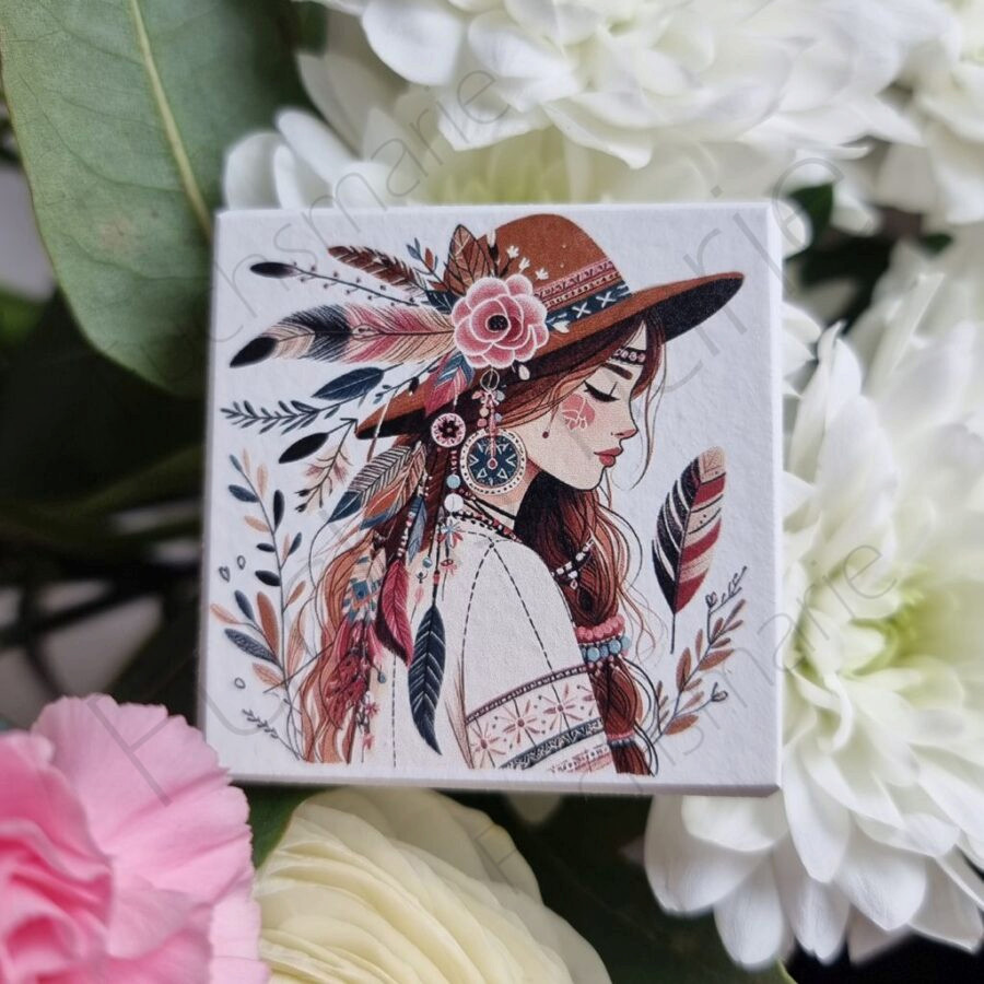 Holzmagnet mit einem Bild von einem Mädchen im Bohemian Stil mit Federn und Hut.