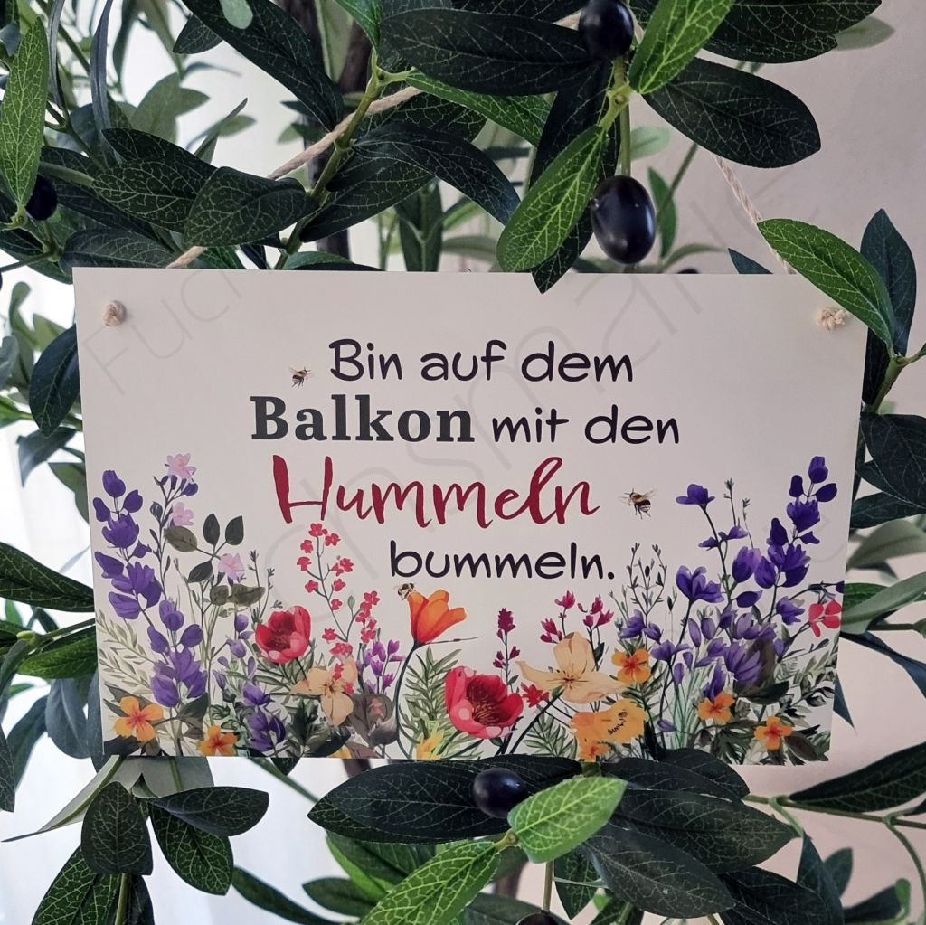 Bin auf dem Balkon mit den Hummeln bummeln | 1 | 05252 | Unsere liebevoll designten Holzschilder werden in Handarbeit in unserer kleinen Manufaktur für Dich hergestellt. Die meisten unserer Schilder sind in verschiedenen Größen verfügbar. Bin auf dem Balkon mit den Hummeln bummeln