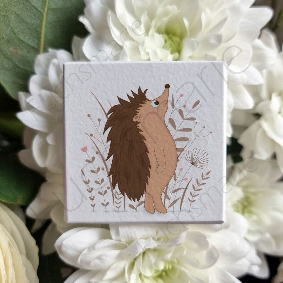 Magnet mit Igelmotiv in Erdtönen.