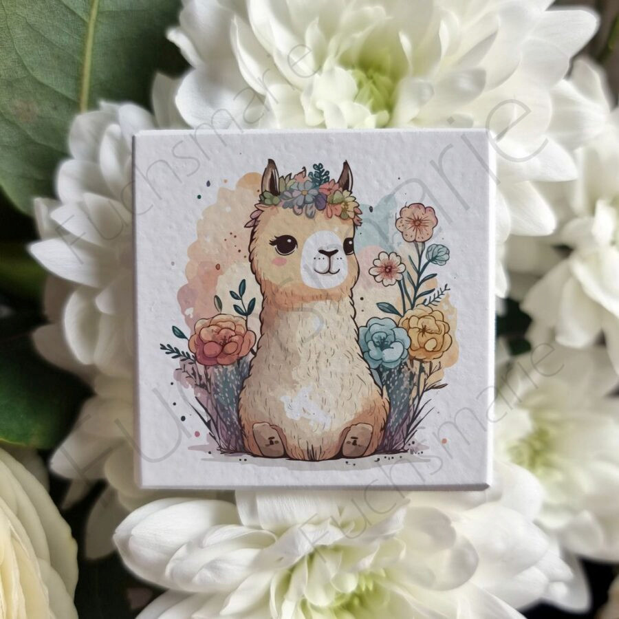 Magnet mit Alpaka Motiv. Sitzend in Blumen.