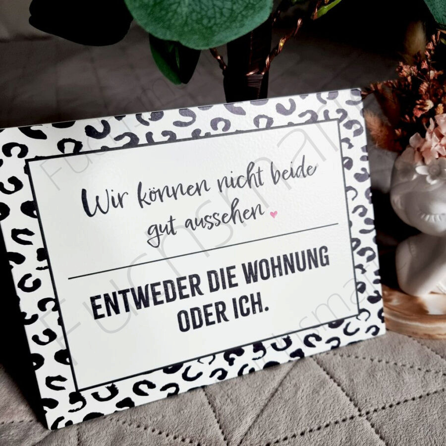 Holzschild mit Text: Wir können nicht beide gut aussehen. Entweder die Wohnung oder ich.