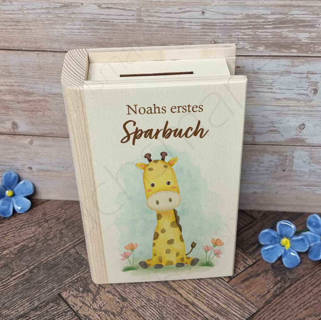 Sparbuch aus Holz Giraffe Gönni | 5 | 0541 Sparbuch Goraffe Goenni | Entdecke unser liebevoll gestaltetes Holz-Sparbuch – das perfekte Geschenk, um Kinder spielerisch an den Umgang mit Geld heranzuführen. Robust, charmant und lehrreich, begleitet es kleine Träumer auf ihrem Weg zu großen Zielen und vermittelt wichtige Werte wie Geduld und Verantwortung. Ein schönes Geschenk, das Freude und eine wertvolle Lektion fürs Leben schenkt! Holzsparbuch Giraffe