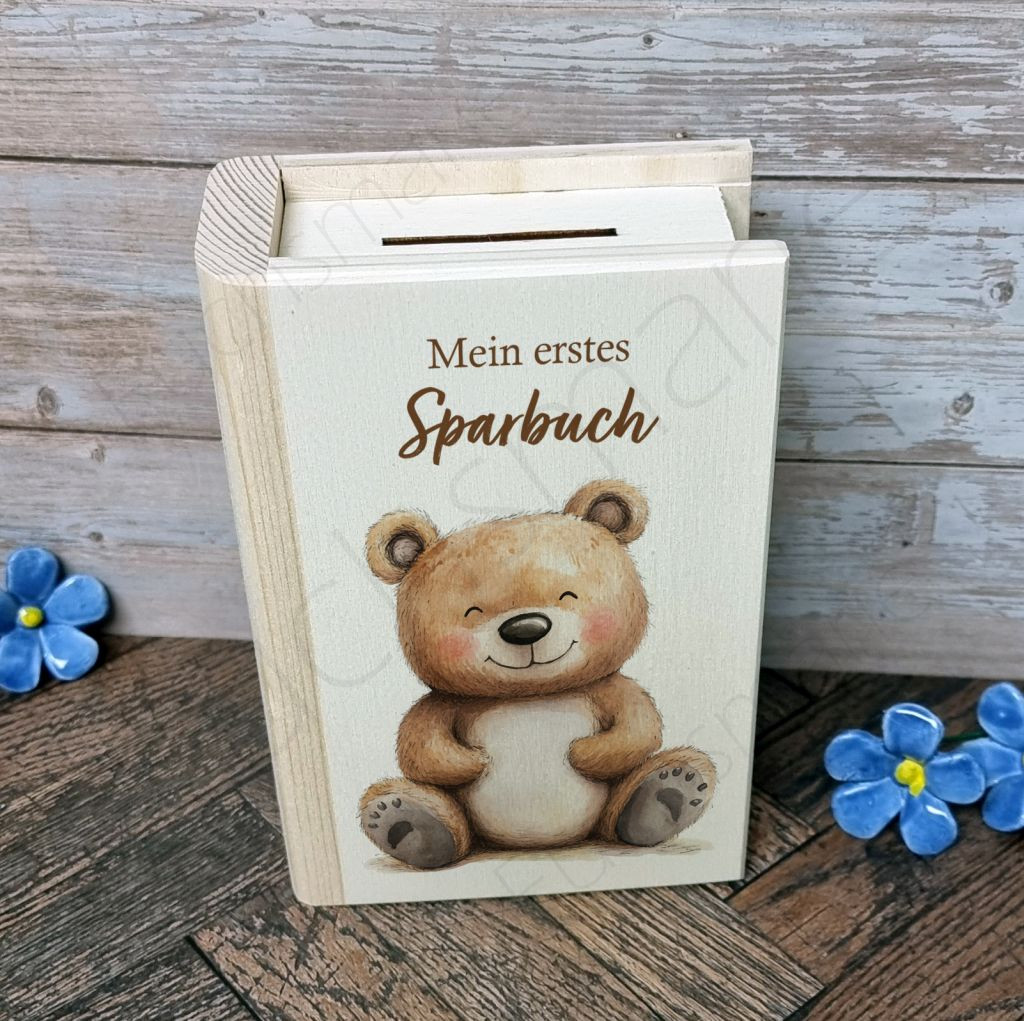 Sparbuch aus Holz Bär Bruno | 4 | 0545 Sparbuch Baer Bruno | Entdecke unser liebevoll gestaltetes Holz-Sparbuch – das perfekte Geschenk, um Kinder spielerisch an den Umgang mit Geld heranzuführen. Robust, charmant und lehrreich, begleitet es kleine Träumer auf ihrem Weg zu großen Zielen und vermittelt wichtige Werte wie Geduld und Verantwortung. Ein schönes Geschenk, das Freude und eine wertvolle Lektion fürs Leben schenkt! Sparbuch aus Holz mit Schloss zum Öffnen und Motiv Braunbär