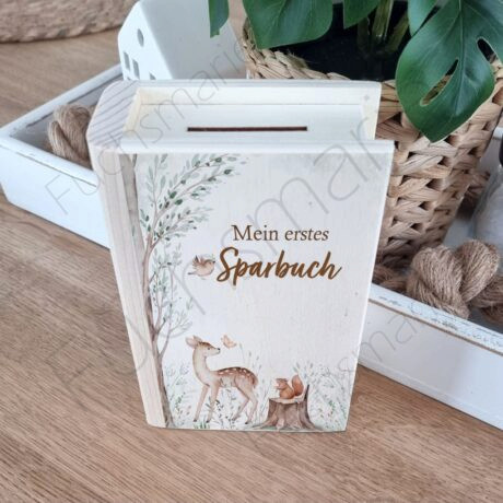 Sparbuch aus Holz mit Waldtieren