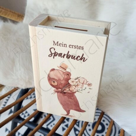 Sparbuch aus Holz mit Bär