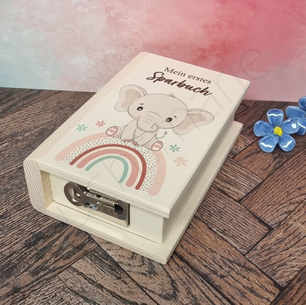 Sparbuch aus Holz Elefant auf Regenbogen | 3 | 0171 Sparbuch Schloss | Entdecke unser liebevoll gestaltetes Holz-Sparbuch – das perfekte Geschenk, um Kinder spielerisch an den Umgang mit Geld heranzuführen. Robust, charmant und lehrreich, begleitet es kleine Träumer auf ihrem Weg zu großen Zielen und vermittelt wichtige Werte wie Geduld und Verantwortung. Ein schönes Geschenk, das Freude und eine wertvolle Lektion fürs Leben schenkt! Sparbuch aus Holz Elefant auf Regenbogen – Bild 3