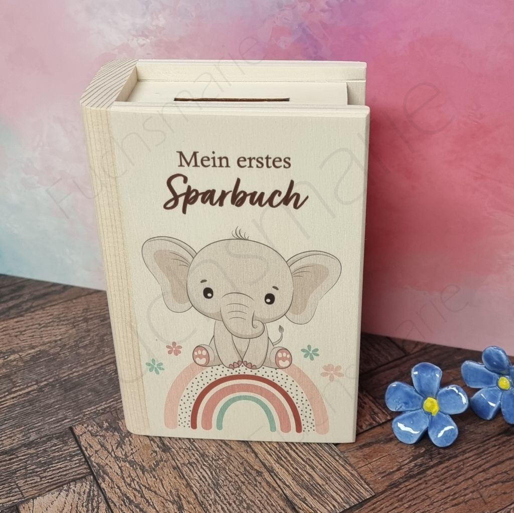 Sparbuch aus Holz Elefant auf Regenbogen | 4 | 0171 Sparbuch | Entdecke unser liebevoll gestaltetes Holz-Sparbuch – das perfekte Geschenk, um Kinder spielerisch an den Umgang mit Geld heranzuführen. Robust, charmant und lehrreich, begleitet es kleine Träumer auf ihrem Weg zu großen Zielen und vermittelt wichtige Werte wie Geduld und Verantwortung. Ein schönes Geschenk, das Freude und eine wertvolle Lektion fürs Leben schenkt! Sparbuch aus Holz Elefant auf Regenbogen – Bild 4