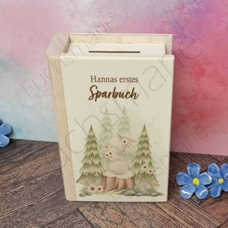 Sparbuch aus Holz mit Schloss zum Öffnen und Motiv Hase im Wald