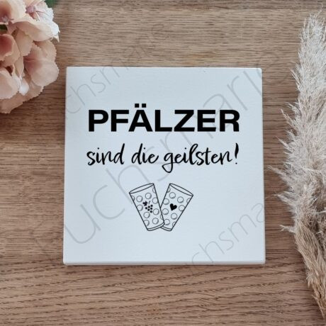 Holzschild in weiß mit schwarzer Aufschrift. Pfälzer sind die geilsten. Motive Dubbengläser