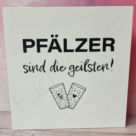 Holzschild in weiß mit schwarzer Aufschrift. Pfälzer sind die geilsten. Motive Dubbengläser