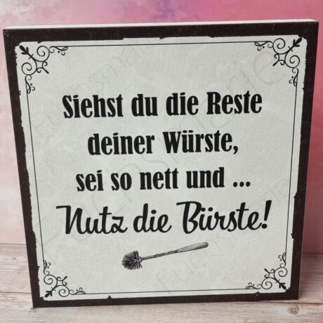 Neues bei Fuchsmarie | 1 | 0389 | Holzschild mit Text: Siehst du die Reste deiner Würste, sei so nett und nutz die Bürste.