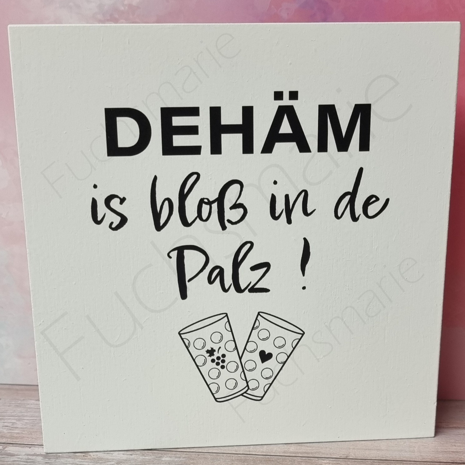 Dehäm is bloß in de Palz | 1 | 0391 | Unsere liebevoll designten Holzschilder werden in Handarbeit in unserer kleinen Manufaktur für Dich hergestellt. Die meisten unserer Schilder sind in verschiedenen Größen verfügbar. Holzschild mit Text: Dehäm is bloß in de Palz